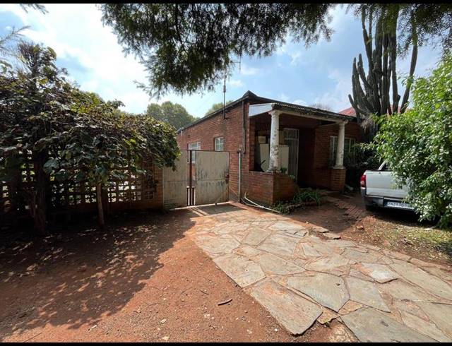 4 BEDROOM HOUSE FOR SALE IN BEZUIDENHOUT VALLEY